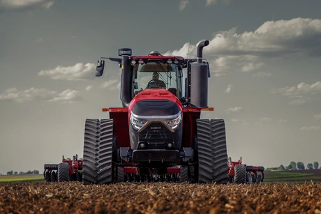 Steiger 525 viewed head on in a field