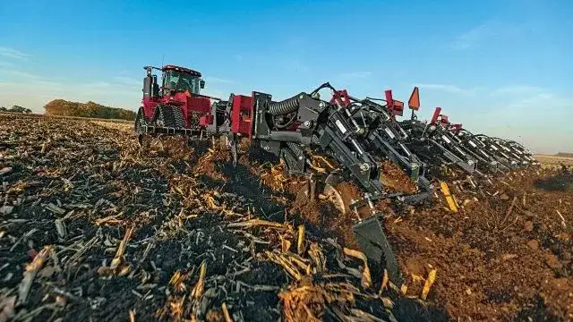 Steiger 540 and Ecolo-Tiger 875 close up in field