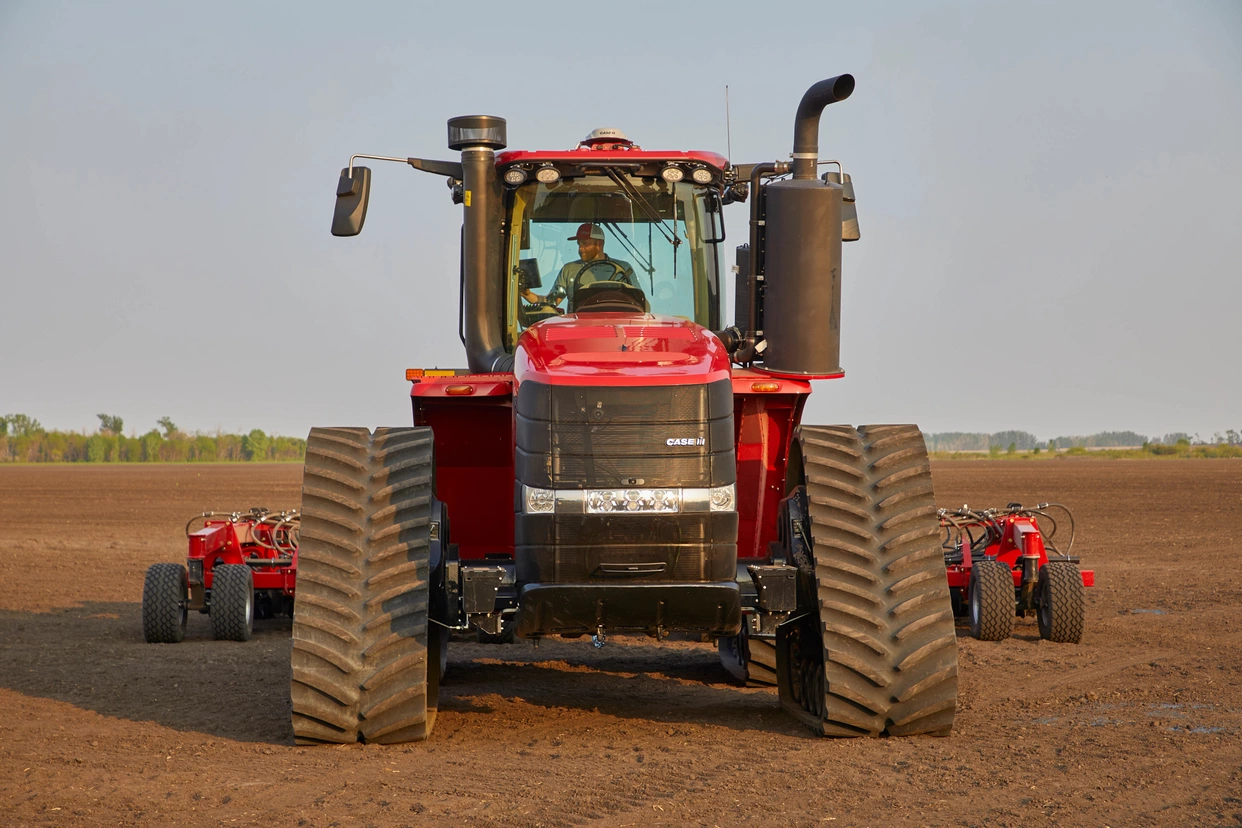 Front-on image of steiger 525 rowtrac tractor