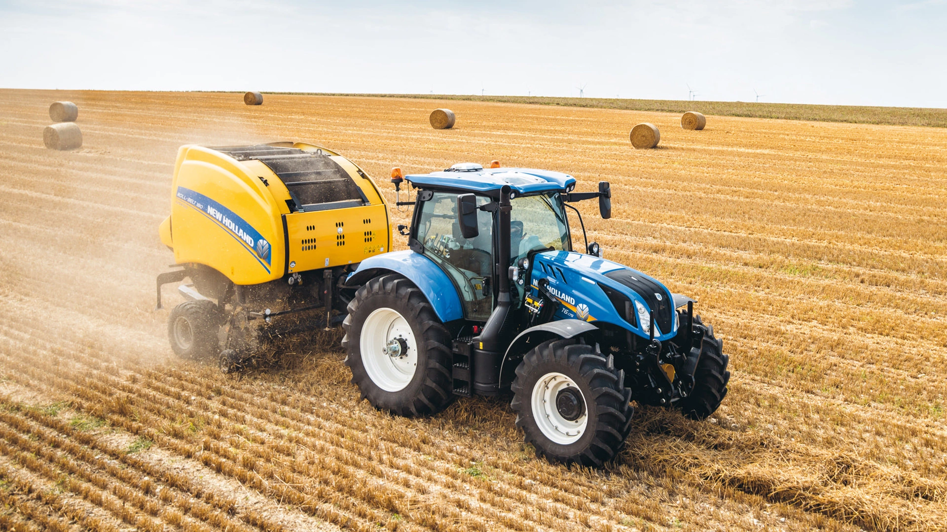 T5 Dynamic Command & Auto Command tractor with a baler