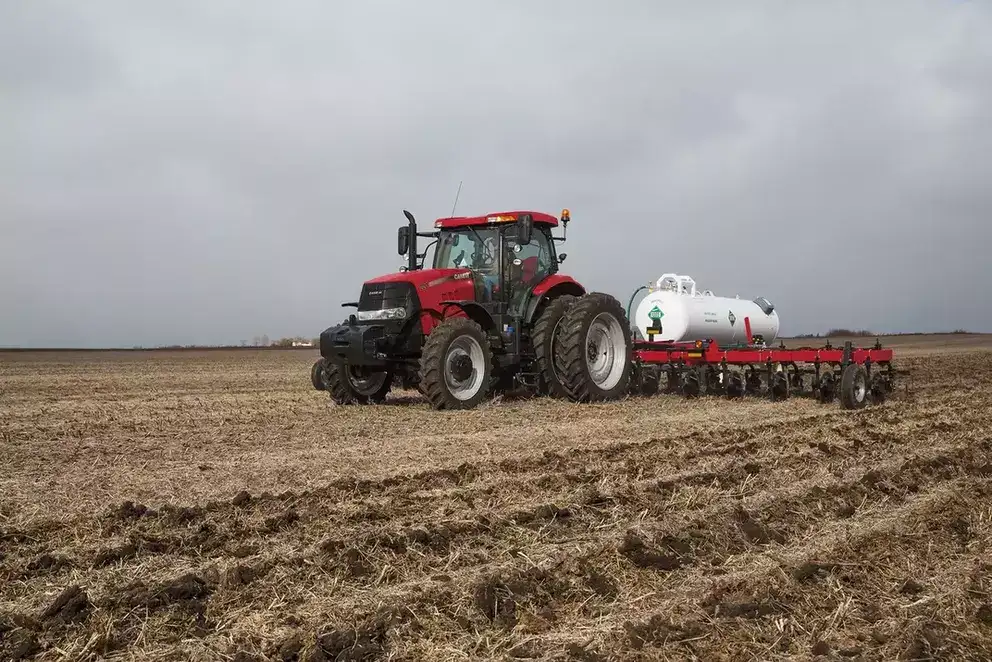 Puma_220_tractor_with_Nutri-Placer_5300_1601_11-14