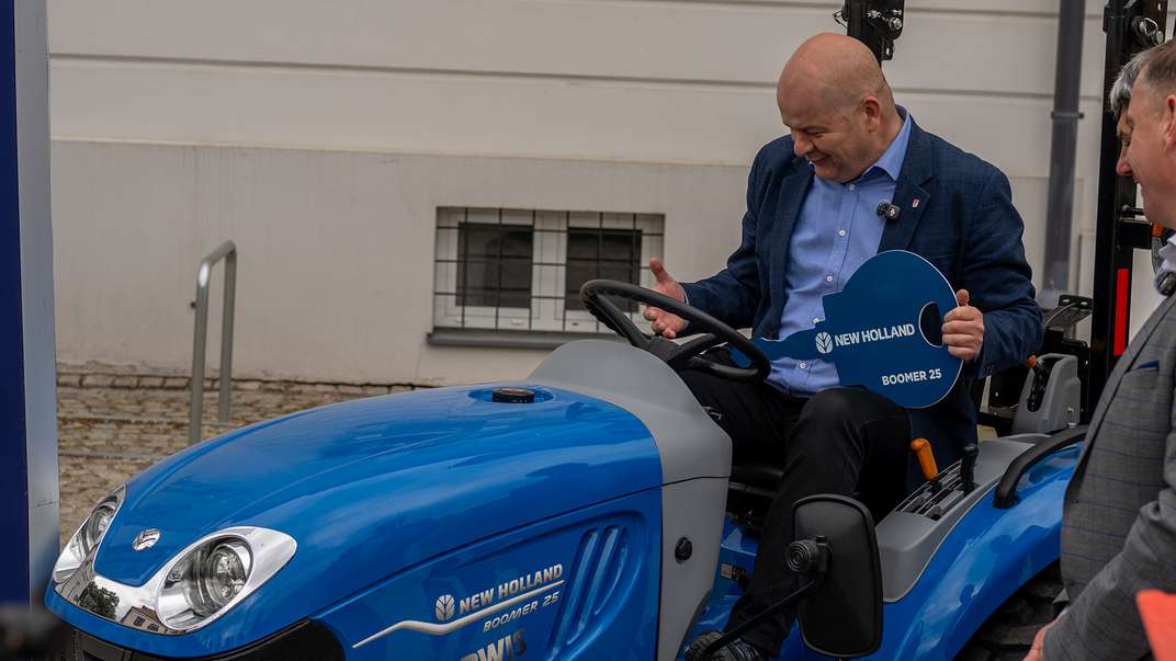 Nowy kompaktowy pomocnik w Płocku: Ciągnik New Holland Boomer 25 wspiera Zakład Aktywności Zawodowej