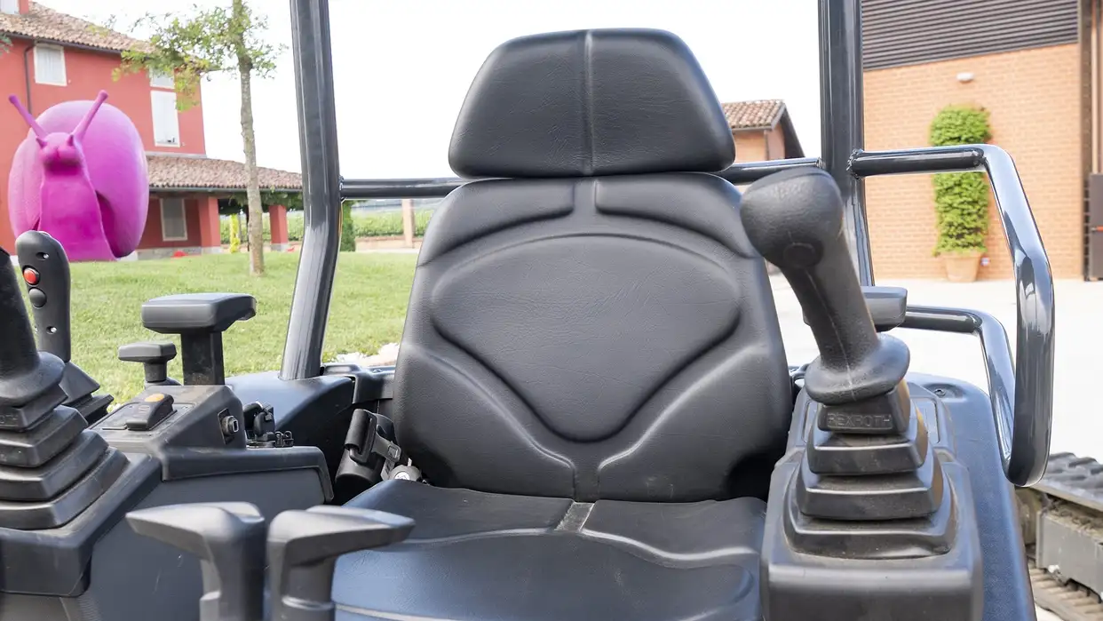 Compact Excavators D-Series - 360° VISIBILITY