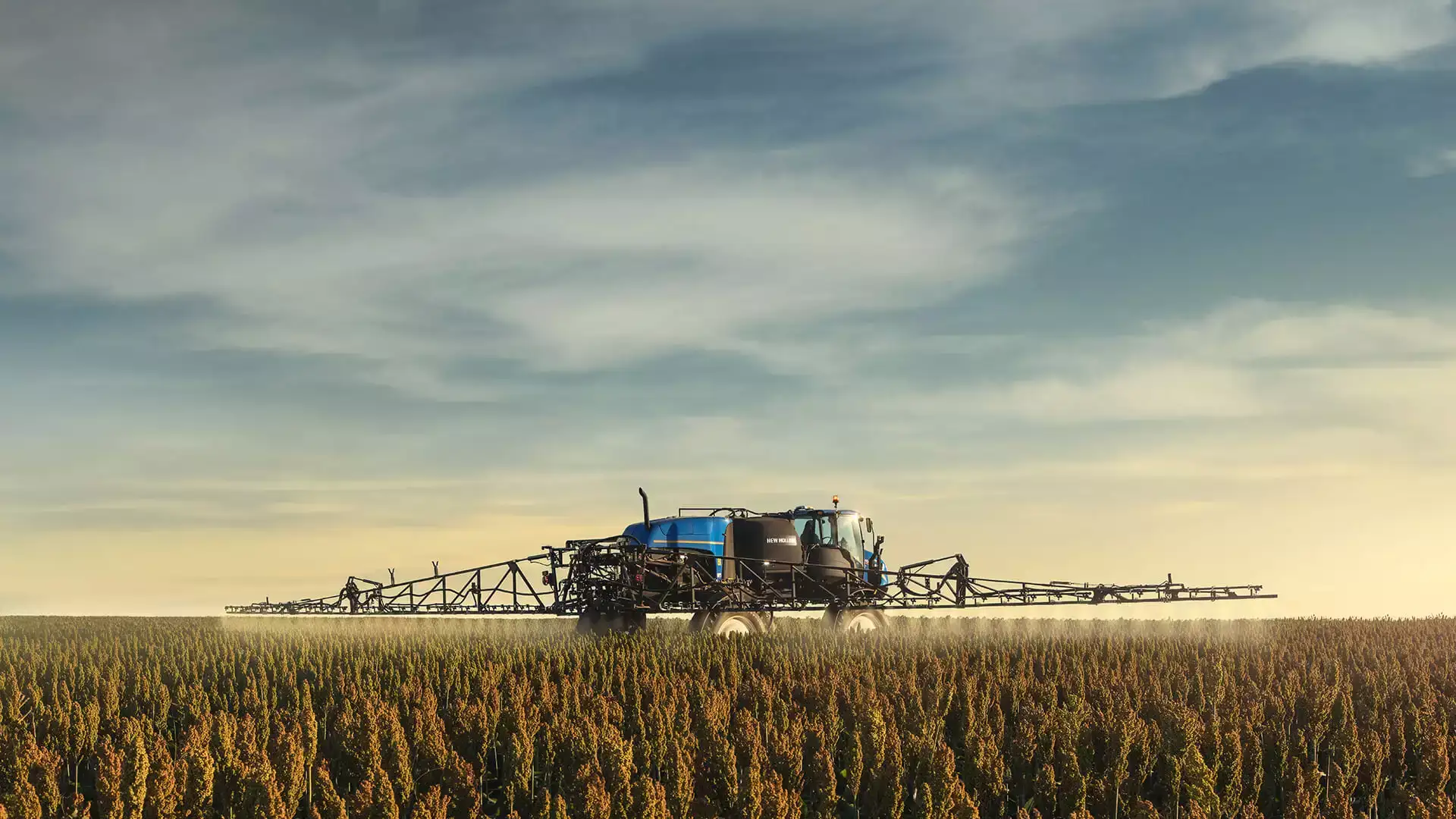 pulverizadores new holland modelo defensor 3500 hc em campo visto de trás pulverizando