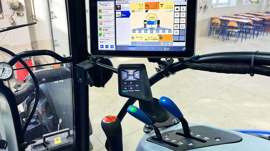 Nowoczesne rolnictwo w praktyce – New Holland wspiera edukację w Zespole Szkół CKU w Gronowie