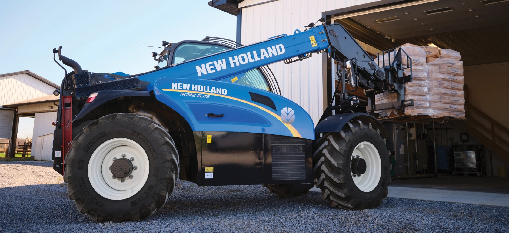 TH Series telehandler lifts a pallet