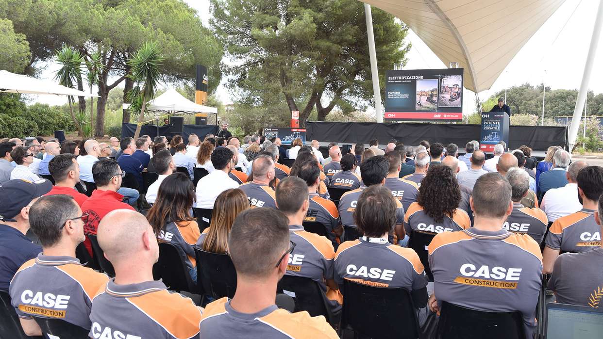 CNH inaugure une ligne de production de chargeuses compactes sur pneus électriques à Lecce