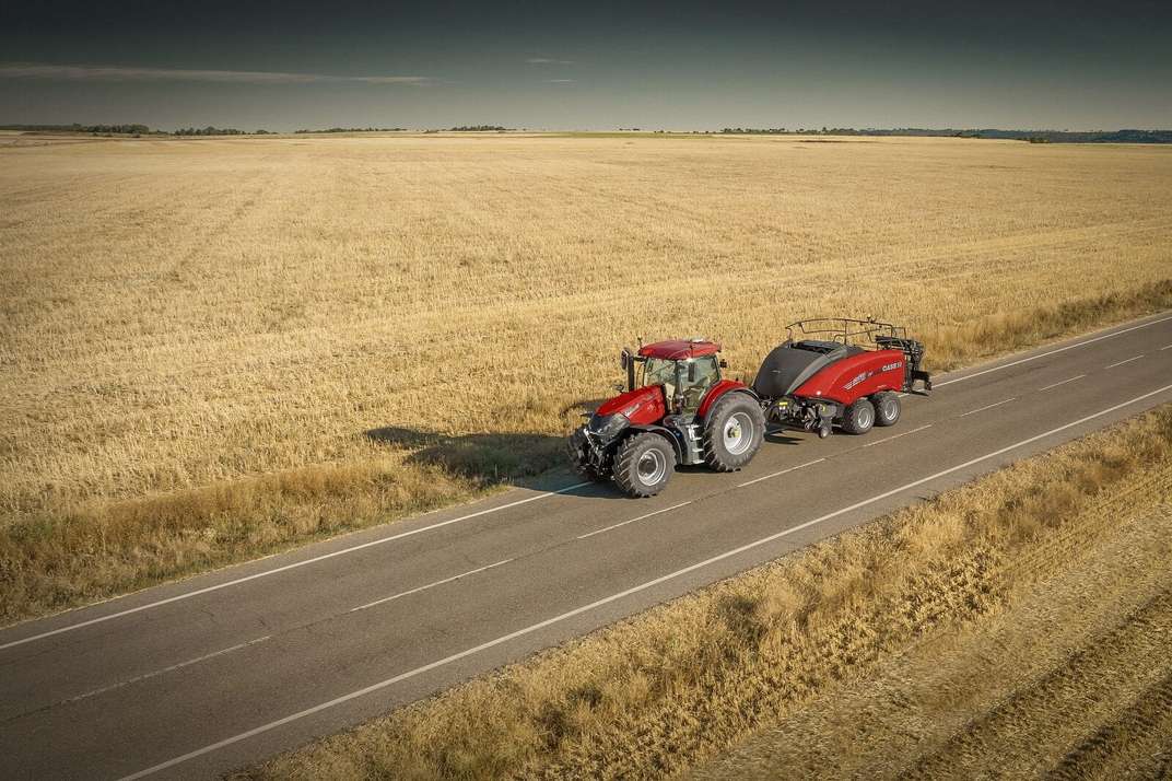 CASE IH_LB_424XLD_ON THE ROAD_resize