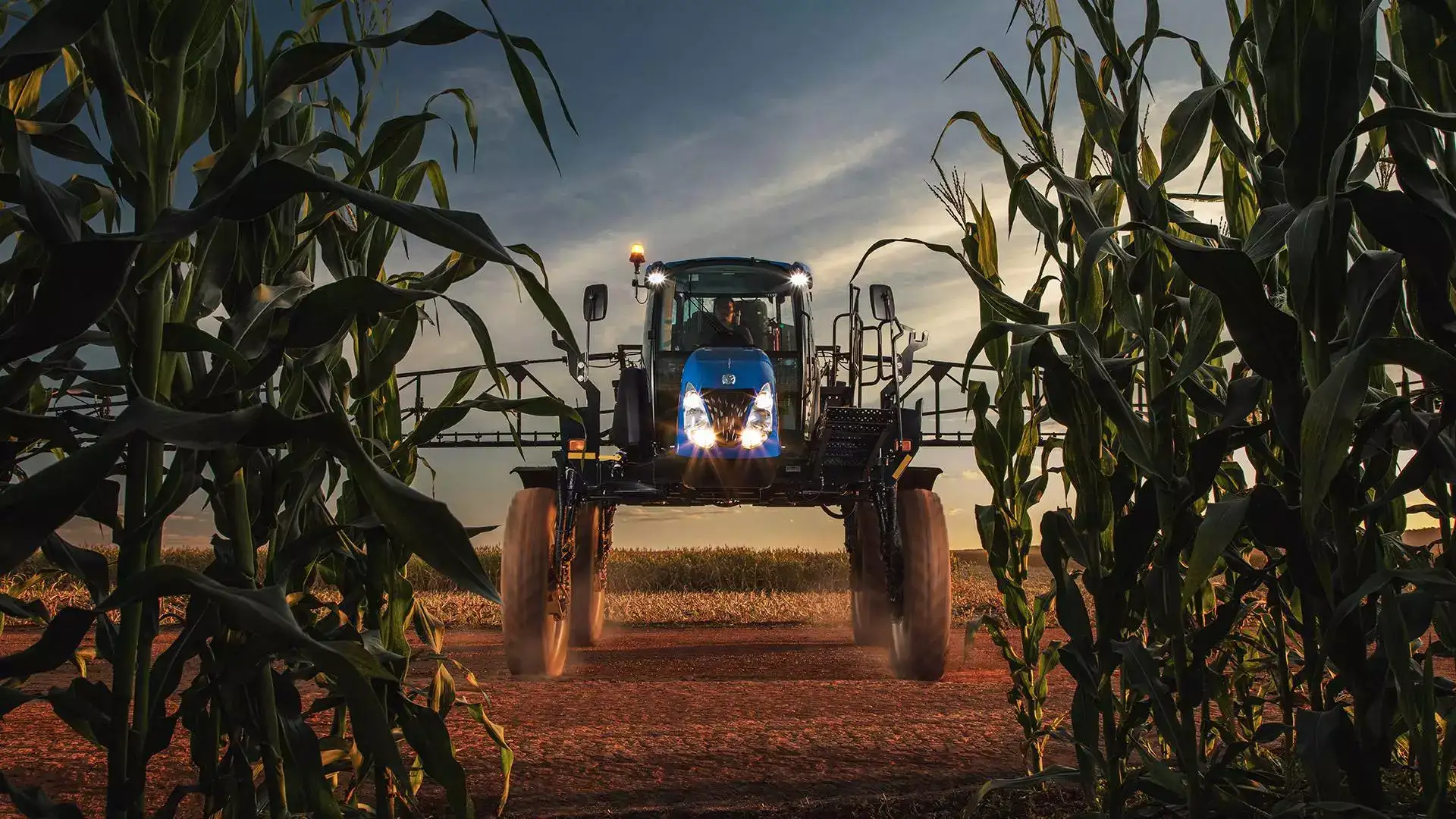 pulverizadores new holland modelo defensor 3500 hc em campo entre a plantação