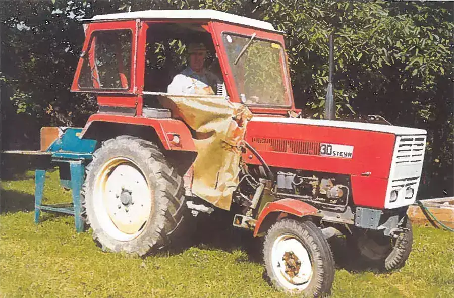 Dieser Mann hat mächtig STEYR: Ein Blick in Europas größte Sammlung von  Oldtimer-Traktoren