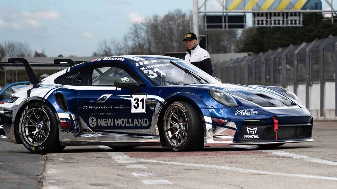 New Holland wjeżdża na tor – rozpoczęcie współpracy z kierowcą wyścigowym Maciejem Bernacikiem