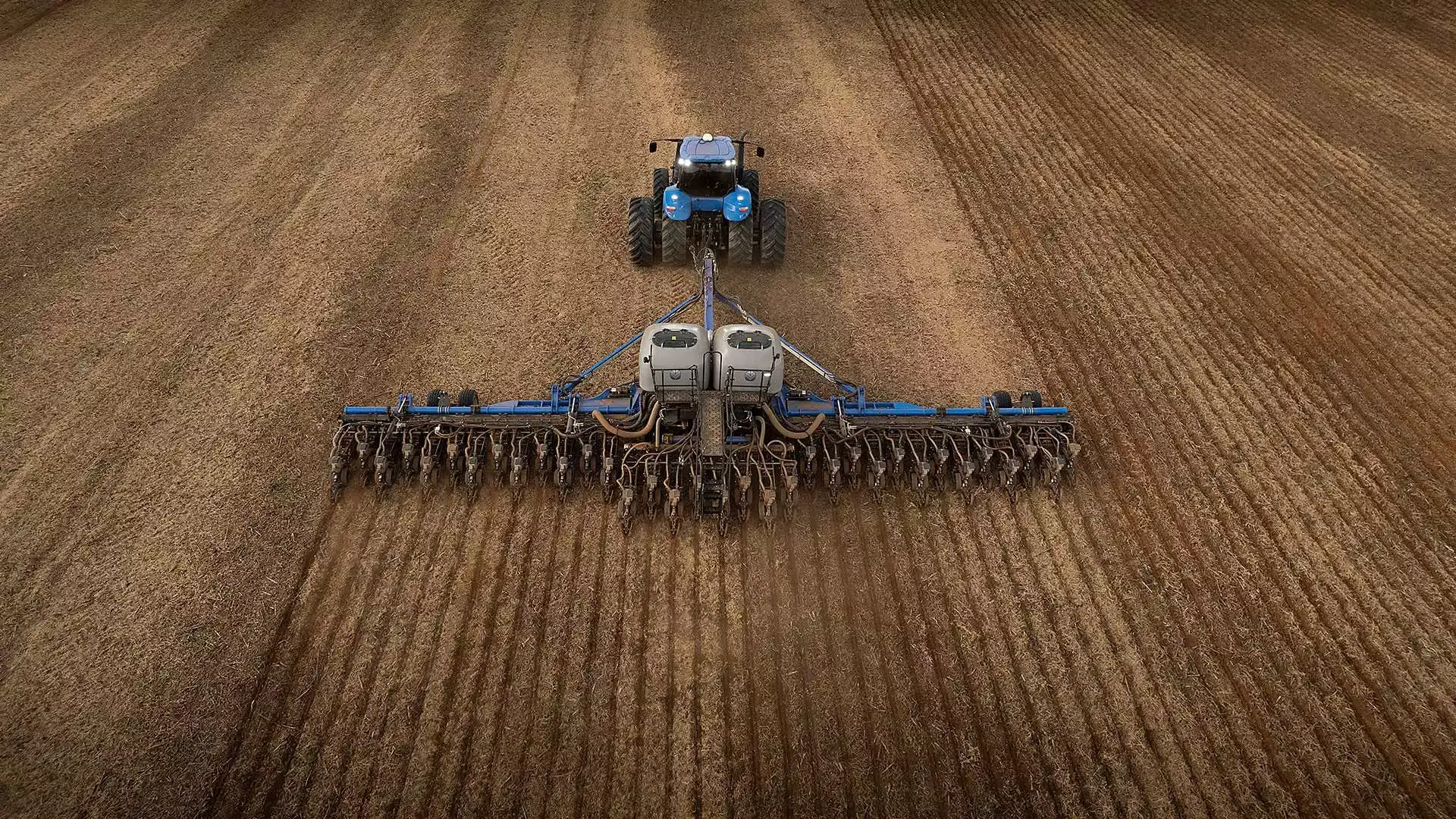 plantadeiras new holland modelo pl7000 em campo visto de cima