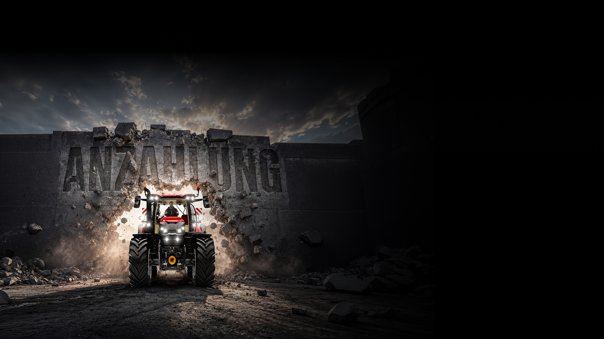 Case IH Traktor durchbricht eine Betonwand mit der Aufschrift „Anzahlung" – symbolisch für attraktive Finanzierungsangebote