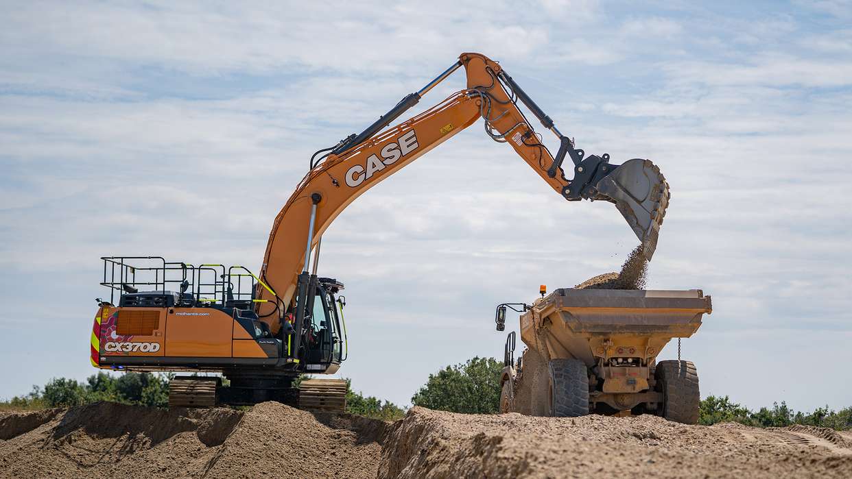 Mid Hants invests in new CASE 921G Wheel Loaders & CASE CX370D Crawler Excavator