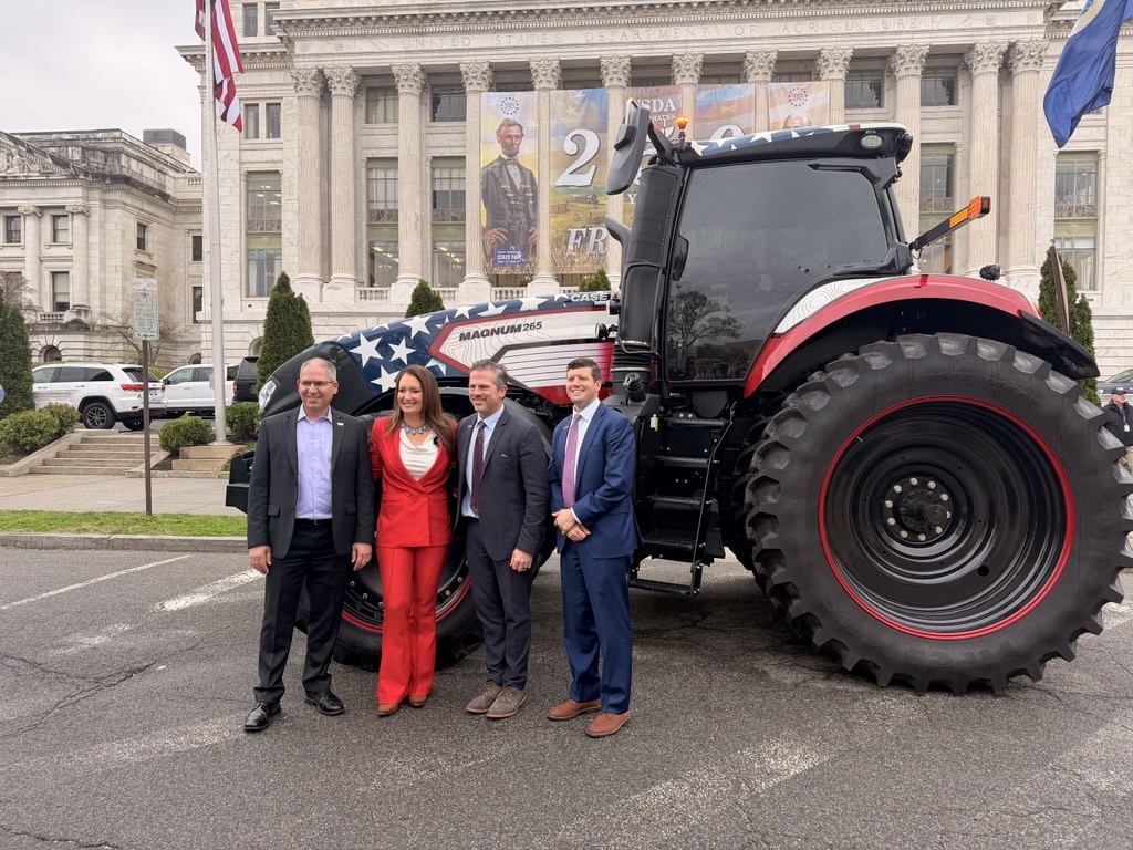 The Heartland Magnum outside of the USDA building on March 27th, 2026. Pictured from left to right: CNH's CTO, Jay Schroeder; U.S. Secretary of Agriculture, Brooke Rollins; CNH's CCO, Cameron Batten; CNH's Government Affairs, Matthew Hart