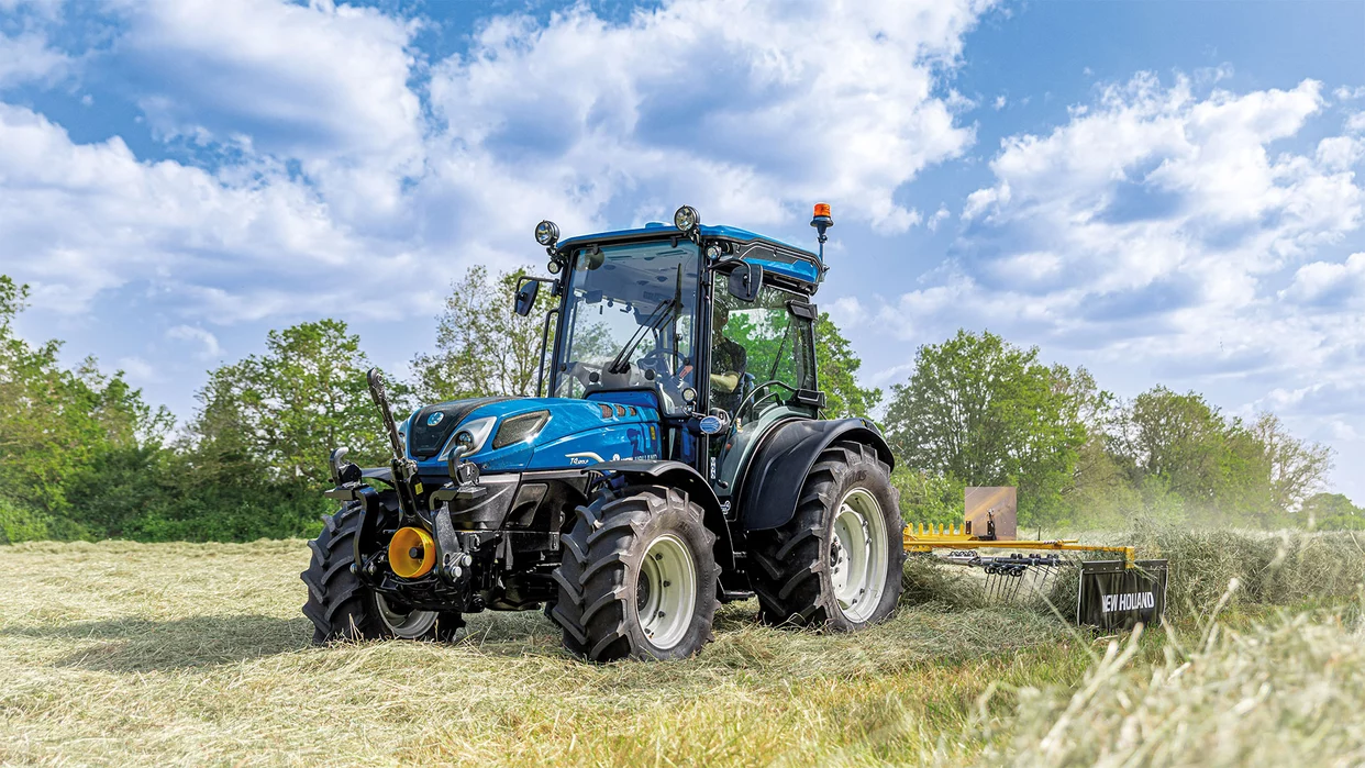 NEW HOLLAND CONTINUES TO INNOVATE TO OFFER THE OPERATOR UNPARALLELED COMFORT.