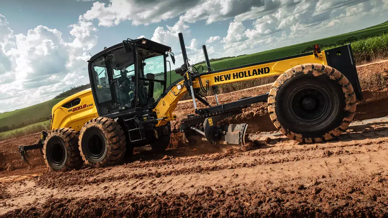 foto ao ar livre, da Motoniveladora New Holland Construction, com visão lateral da máquina