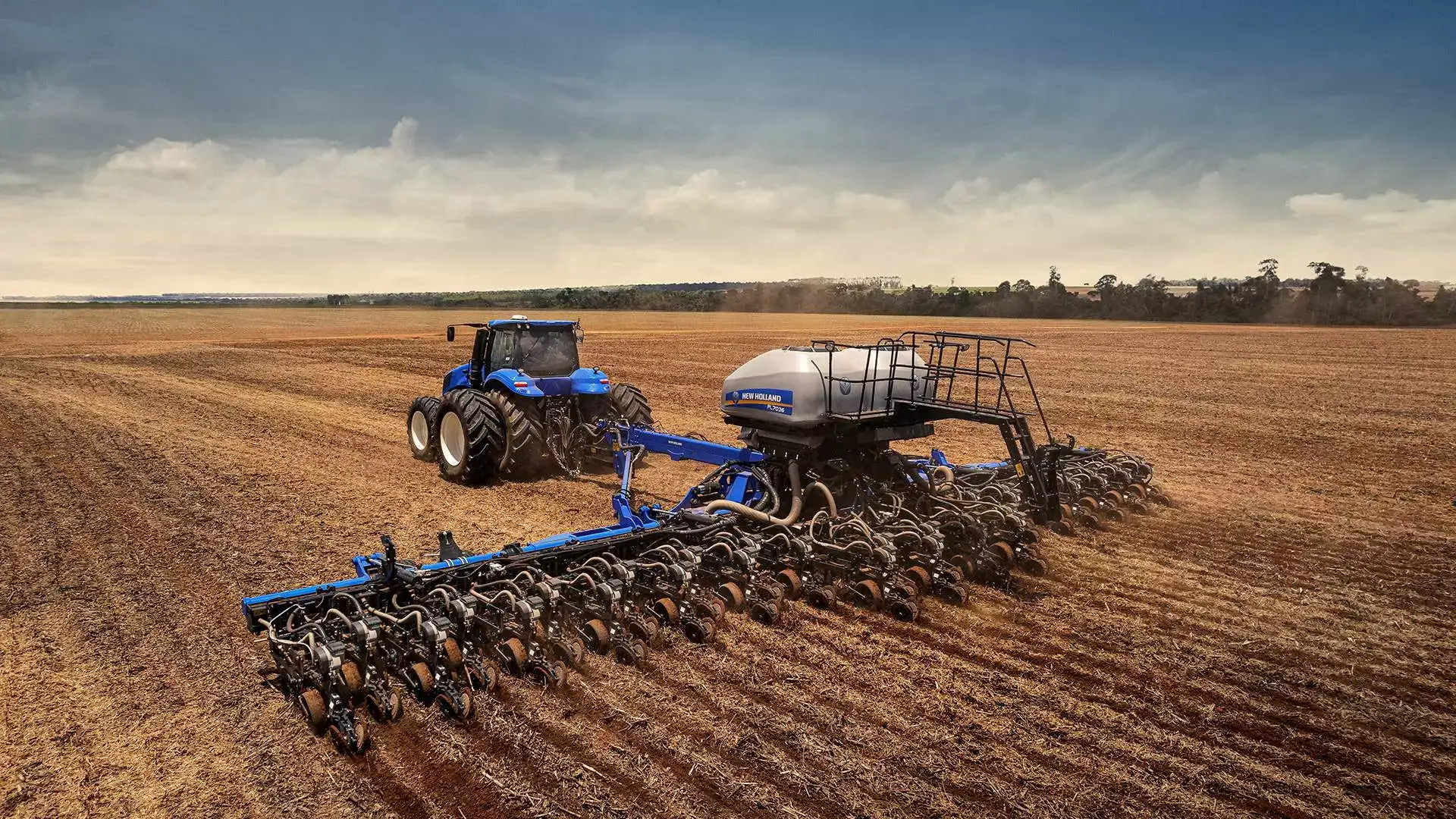 plantadeiras new holland modelo pl7000 em campo visão traseira lateral