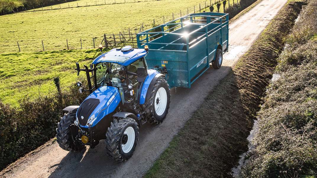 Nuovo stile all'esterno, nuove funzionalità all'interno: il trattore New Holland T5 Dual Command di nuova generazione