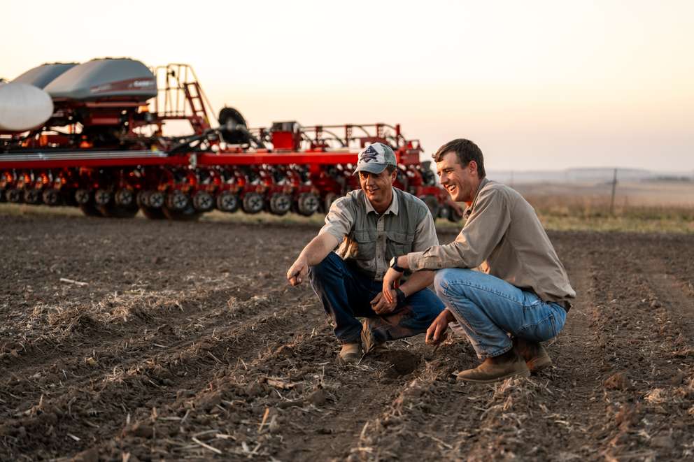 Magnum™ AFS Connect™ 340 CVXDrive Tractor + Early Riser® 2150 Front Fold Trailing Planter (3) (1).jpg