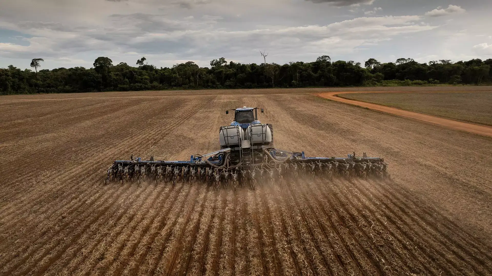 plantadeiras new holland modelo pl7000 em campo visão traseira