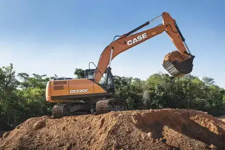 Foto de estudio con la excavadora hidráulica CX220C LC de Case destacando su lateral.