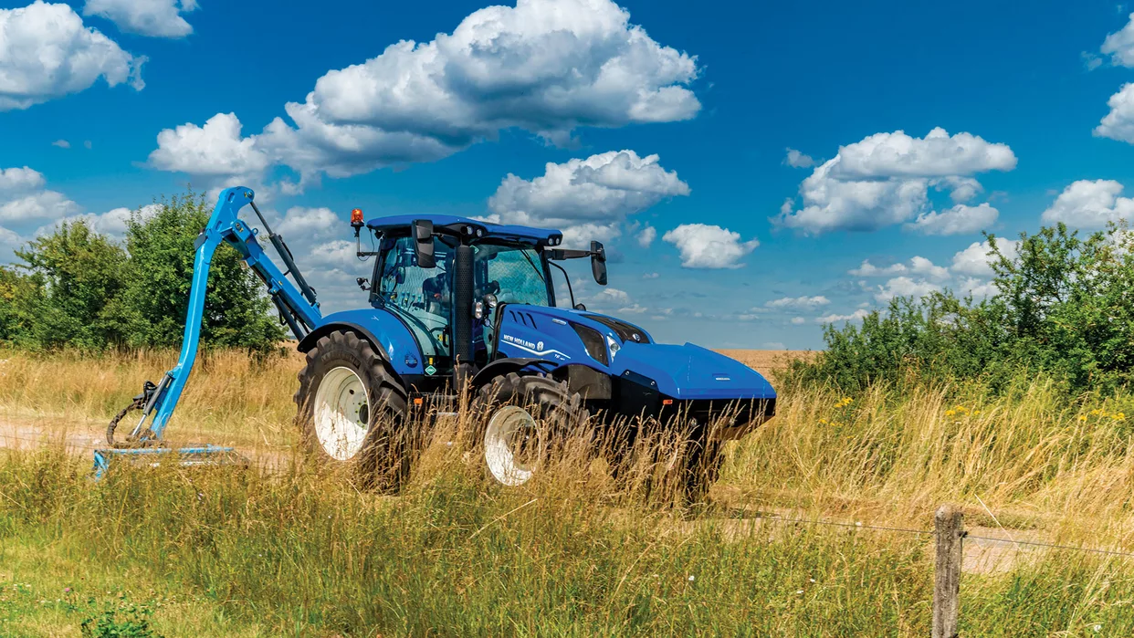 T6.180 Methane Power tractor in the field