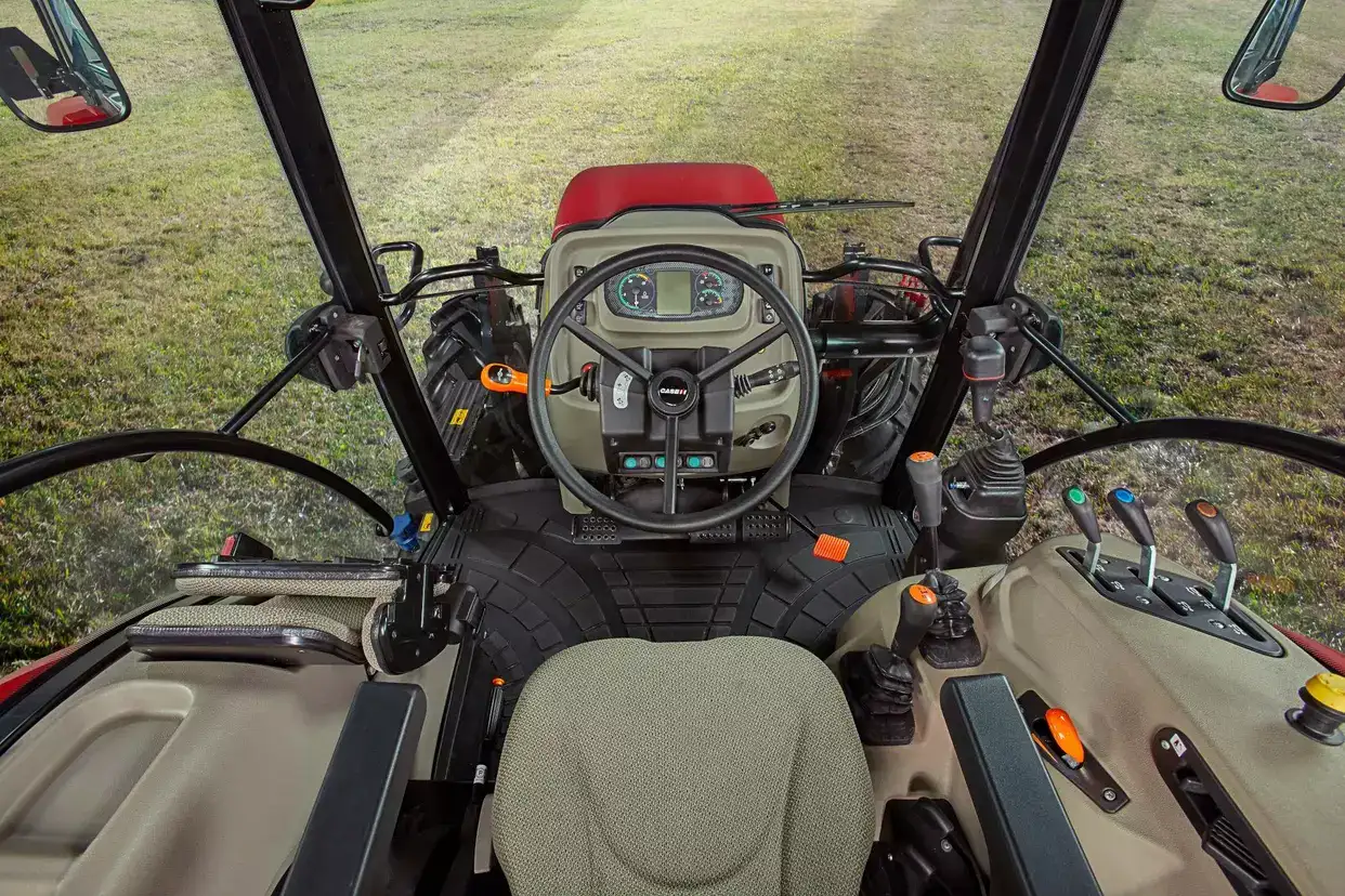 Farmall Utility 115A_15940_02-20