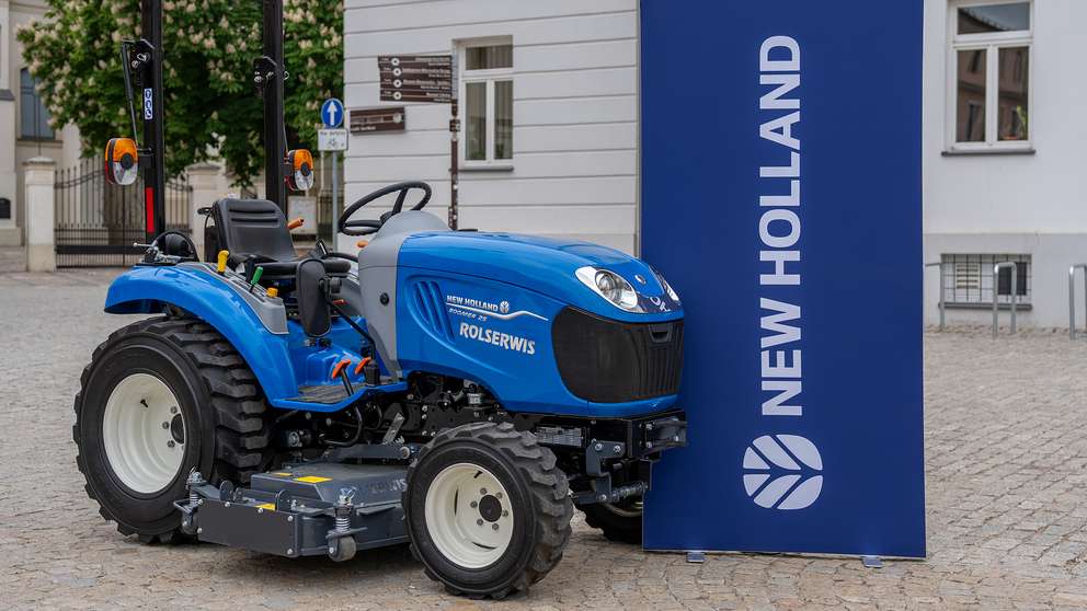 Nowy kompaktowy pomocnik w Płocku: Ciągnik New Holland Boomer 25 wspiera Zakład Aktywności Zawodowej
