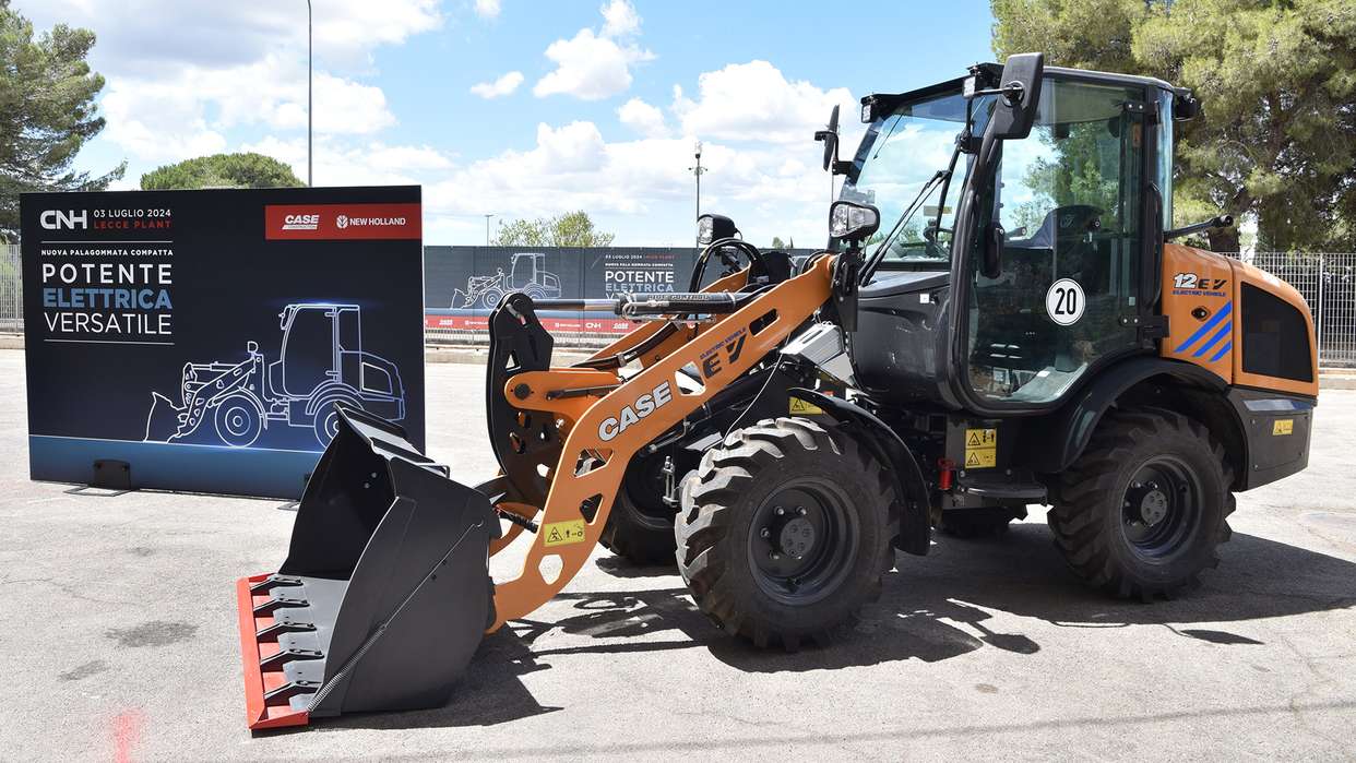 CNH inaugure une ligne de production de chargeuses compactes sur pneus électriques à Lecce