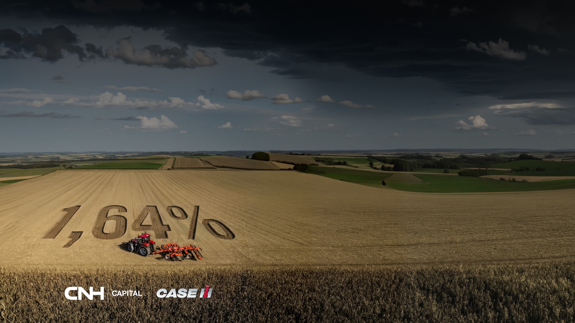 Trattore Case IH in lavorazione del terreno con il tasso di finanziamento CNH Capital 1,64% raffigurato nel campo