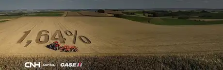 Trattore Case IH in lavorazione del terreno con il tasso di finanziamento CNH Capital 1,64% raffigurato nel campo