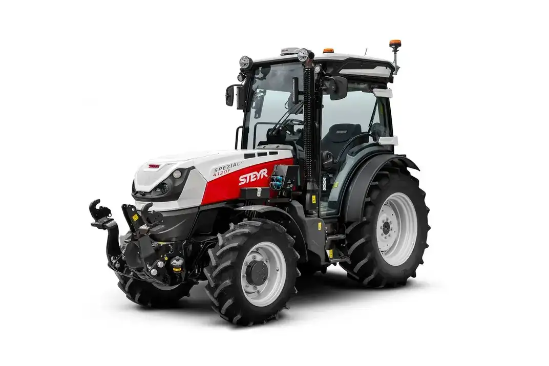 Studioaufnahme eines STEYR Spezial 4120F Obstbautraktors vor weißem Hintergrund