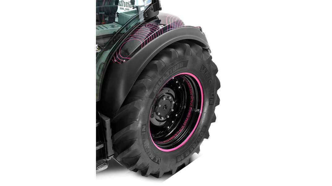 New Hollands traktor bär ledartröjan på Giro d'Italia