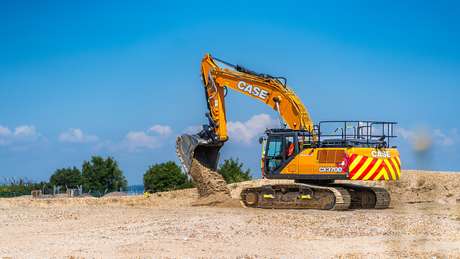 Mid Hants invests in new CASE 921G Wheel Loaders & CASE CX370D Crawler Excavator