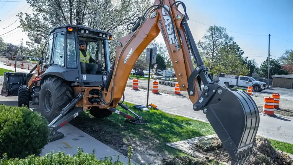 CASE 580SV Construction King™ Center Pivot Backhoe Loader | CASE Construction Equipment