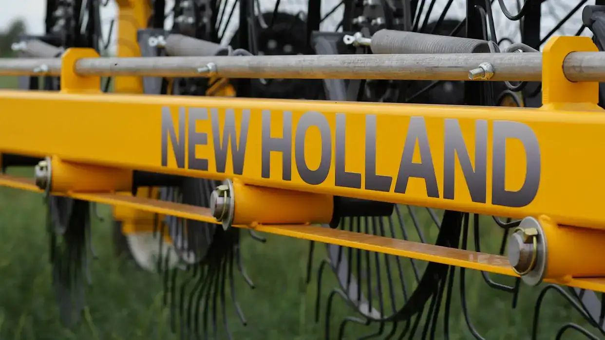 New Holland DuraVee and DuraVee Plus trailing rake working in field